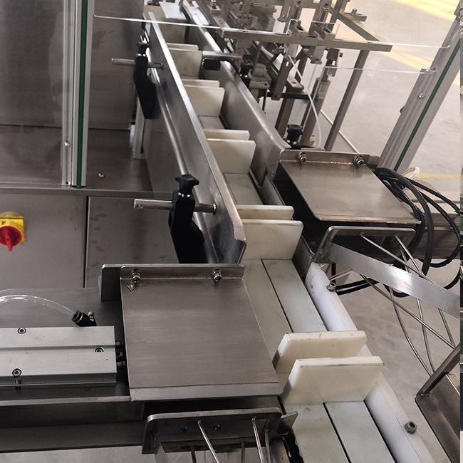 Box Machine for Bottle with Turntable And Conveyor Belt 